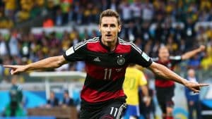 Vũ điệu santo ấn tượng của Miroslav Klose