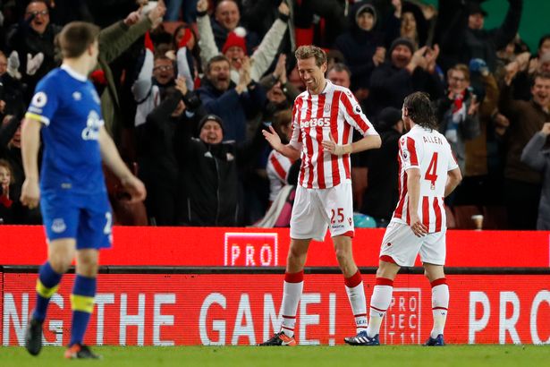 Cầu thủ Peter Crouch với động tác robot siêu ấn tượng