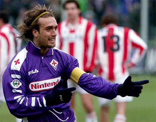 Gabriel Batistuta với kiểu cầm súng đặc sắc