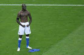 Mario Balotelli cởi áo khoe cơ bắp của mình đã thu hút mọi ánh nhìn